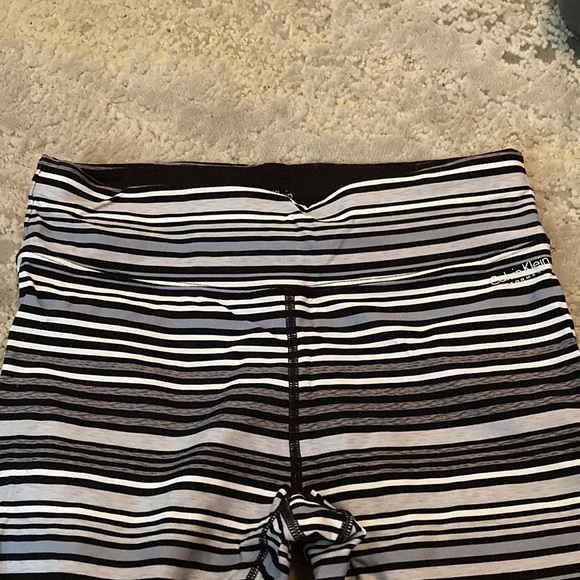 Women’s Calvin Klein performance black & white Athletic Leggings - Picture 4 of 5